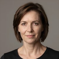 Портрет уверенного российского бизнесмена на нейтральном фоне для сайта компании по поддерживающей уборке